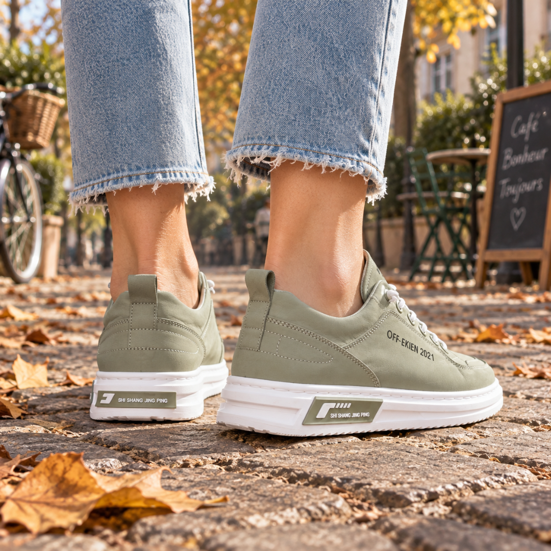 Vue arrière des baskets vertes avec patte de tirage au talon et semelle blanche