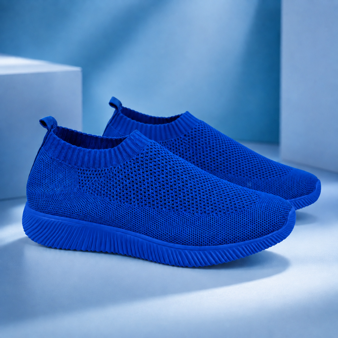Baskets bleues à enfiler, tige ajourée aérée et semelle striée assortie