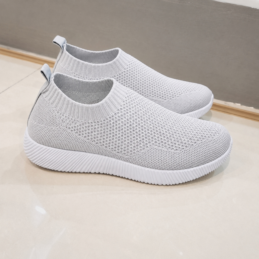 Baskets femme gris clair à enfiler, tige ajourée et semelle blanche striée