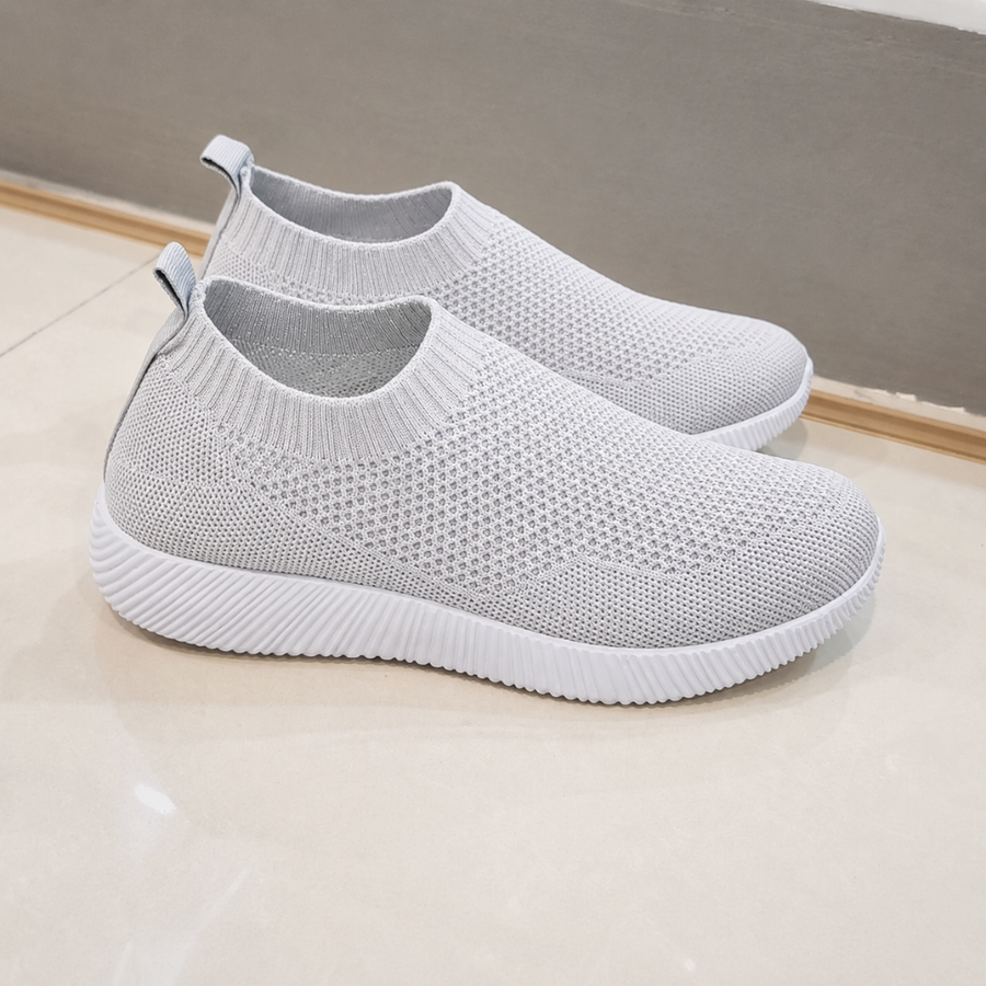 Baskets femme gris clair à enfiler, tige ajourée et semelle blanche striée