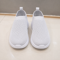 Baskets gris clair vues de face, col chaussette côtelé et tige ajourée