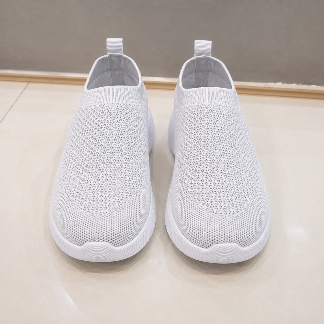 Baskets gris clair vues de face, col chaussette côtelé et tige ajourée