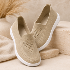 Baskets femme beige à enfiler posées en biais, empiècement ajouré et semelle blanche