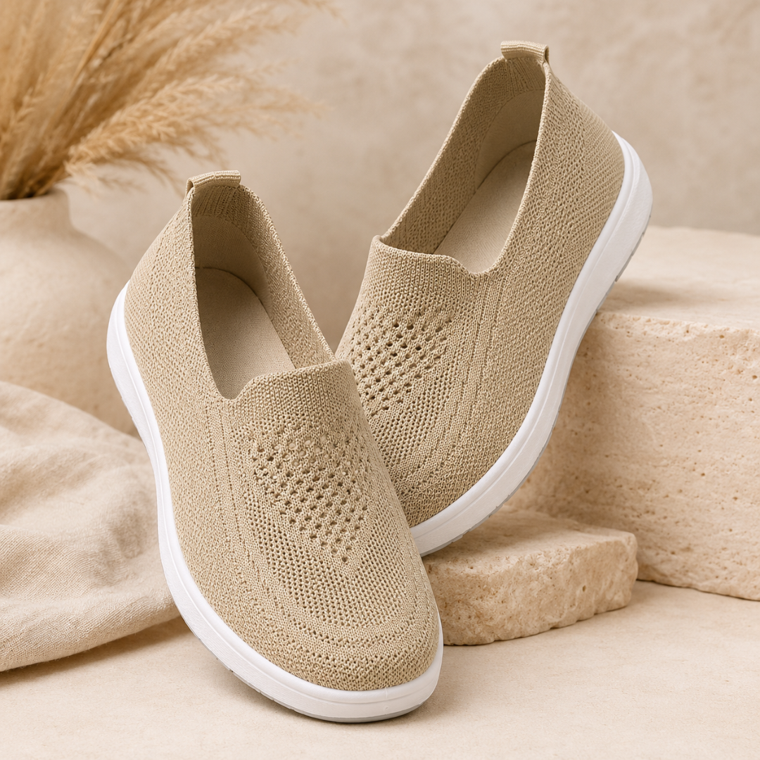 Baskets femme beige à enfiler posées en biais, empiècement ajouré et semelle blanche