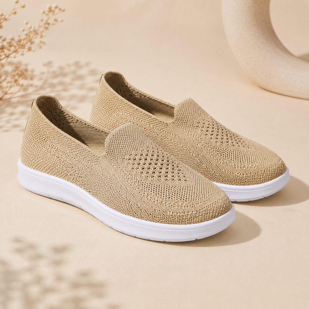 Paire de baskets beige vue de trois quarts, bout arrondi et perforations sur l'avant