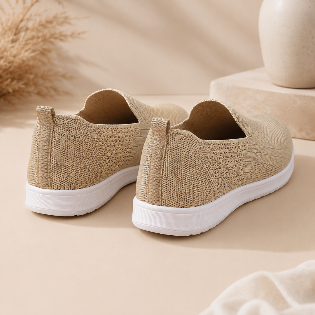 Baskets beige vues de dos, languette de tirage au talon et semelle blanche fine