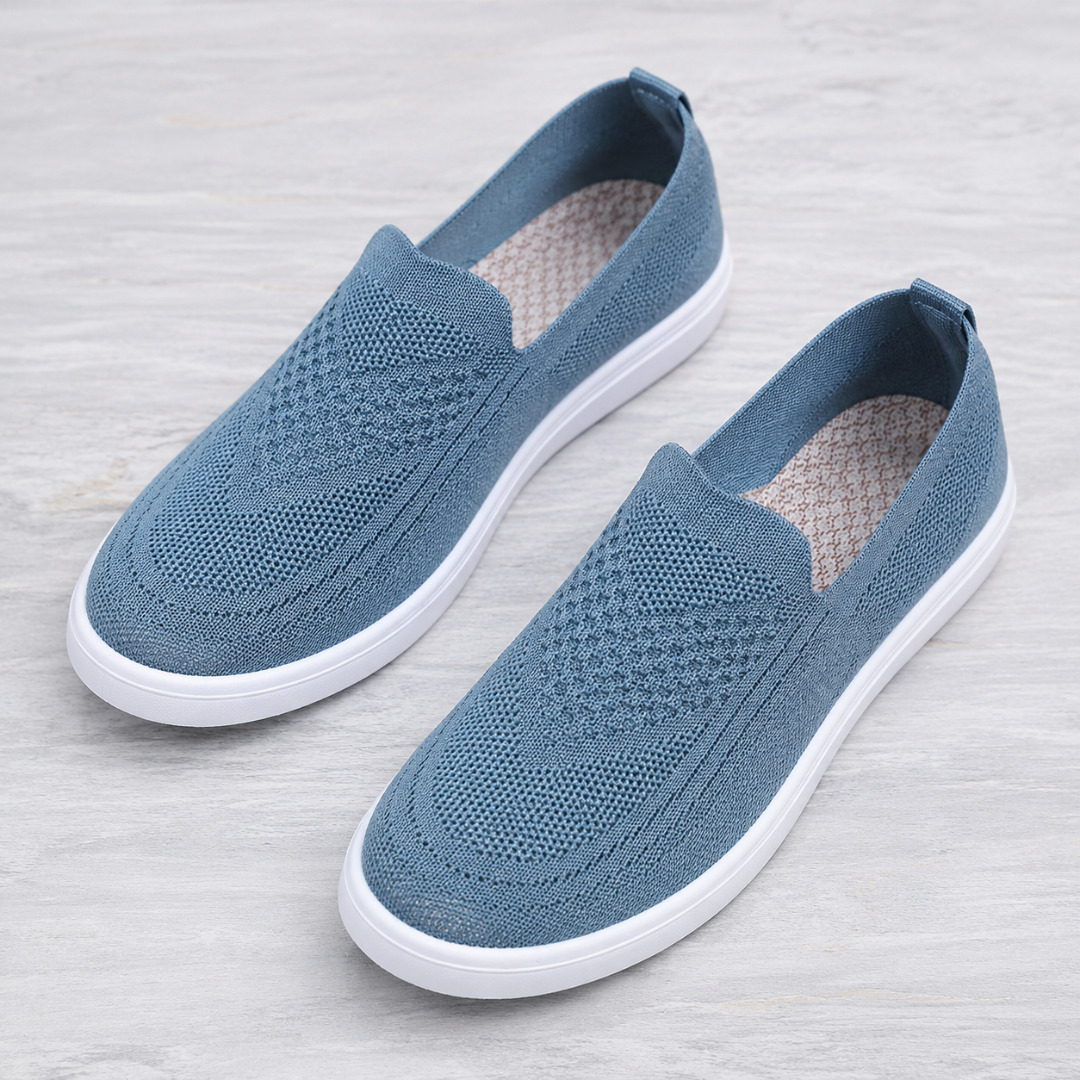 Baskets femme bleu clair sans lacets, empiècement ajouré et semelle blanche souple