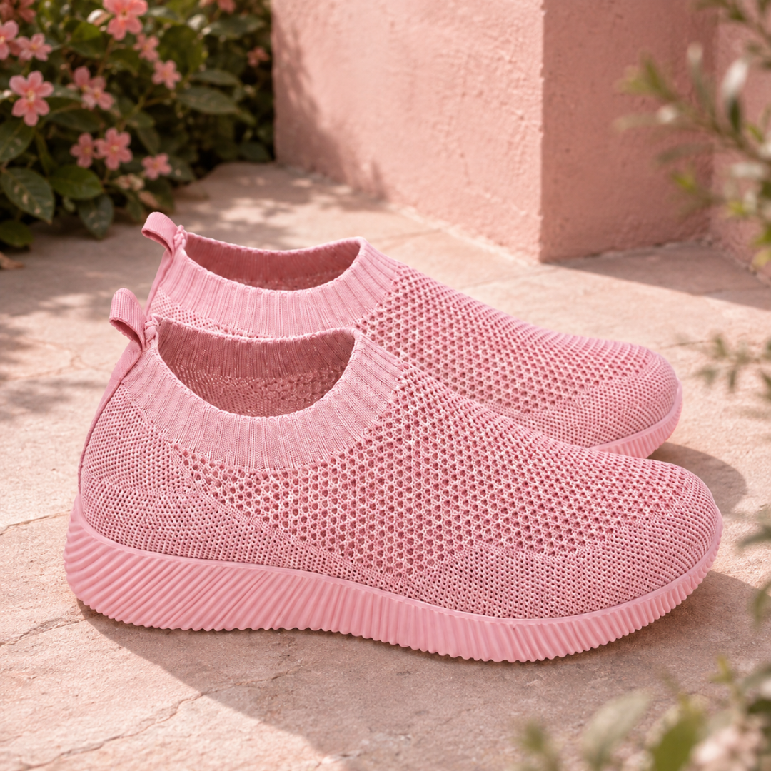 Baskets femme rose clair posées au sol, tige ajourée et tirant au talon