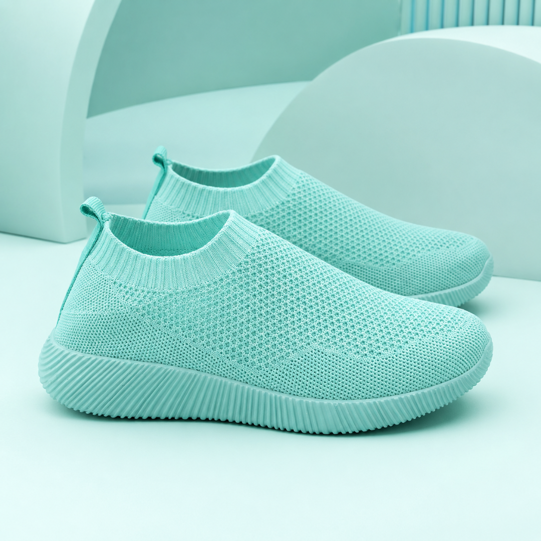 Baskets turquoise à enfiler, tige ajourée et semelle striée ton sur ton