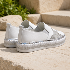 Vue arrière des baskets blanches, tirant au talon et semelle tressée brillante