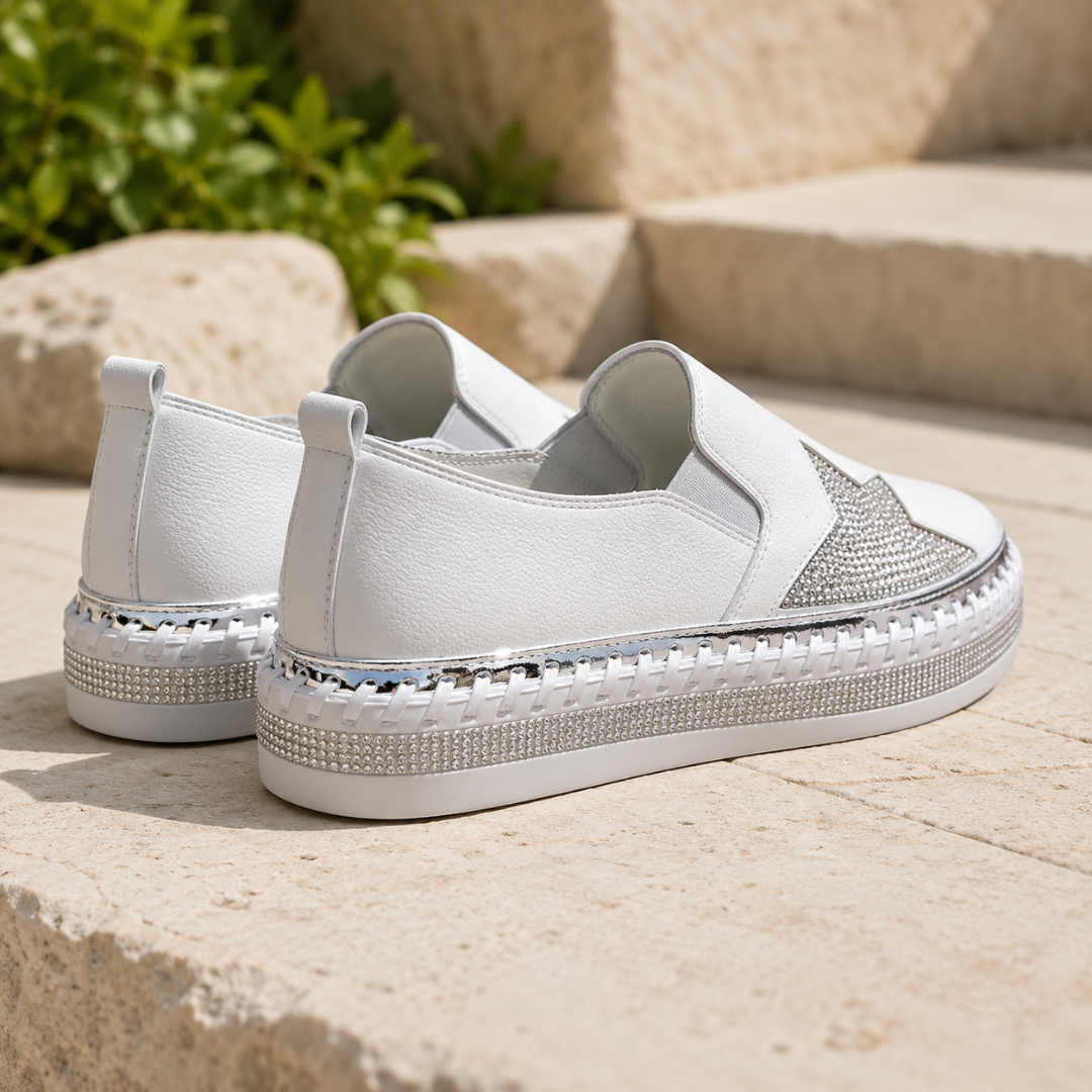 Vue arrière des baskets blanches, tirant au talon et semelle tressée brillante