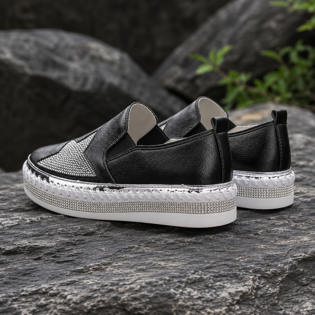 Vue de dos des baskets noires, plateforme blanche et bordure brillante contrastée