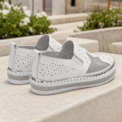 Baskets femme blanches à enfiler, perforations étoilées et semelle plateforme brillante, vue arrière