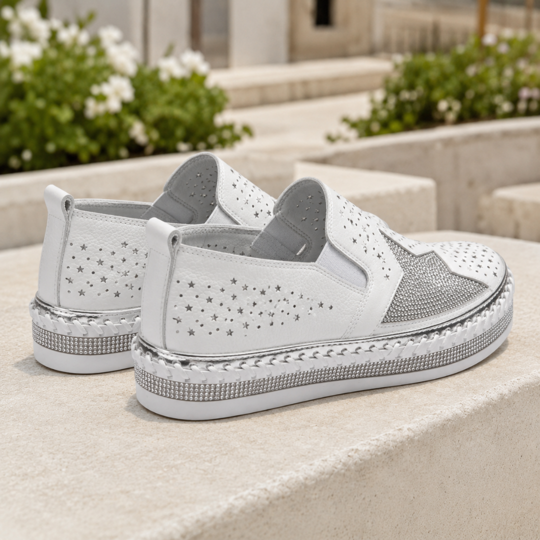 Baskets femme blanches à enfiler, perforations étoilées et semelle plateforme brillante, vue arrière