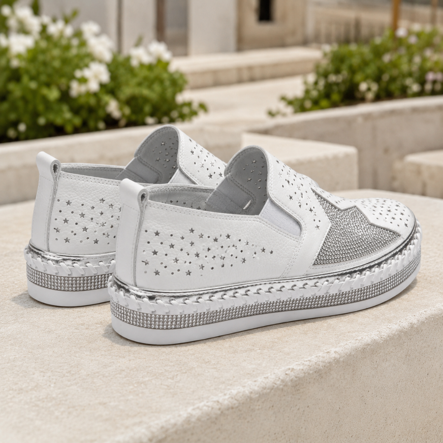 Baskets femme blanches à enfiler, perforations étoilées et semelle plateforme brillante, vue arrière