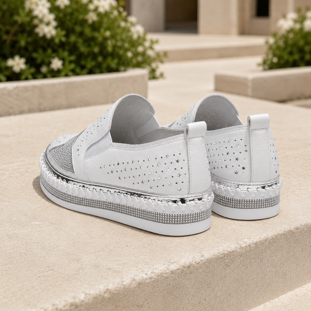 Paire de baskets blanches vue de dos, languette au talon et plateforme surpiquée