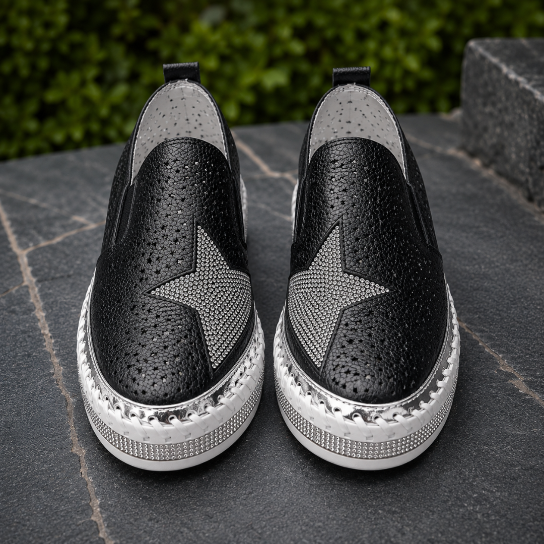 Baskets noires vues de face, grande étoile pavée de micro-strass et perforations étoilées
