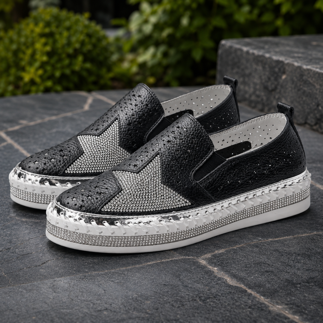 Paire de baskets noires femme trois quarts, intérieur clair et bordure brillante contrastée