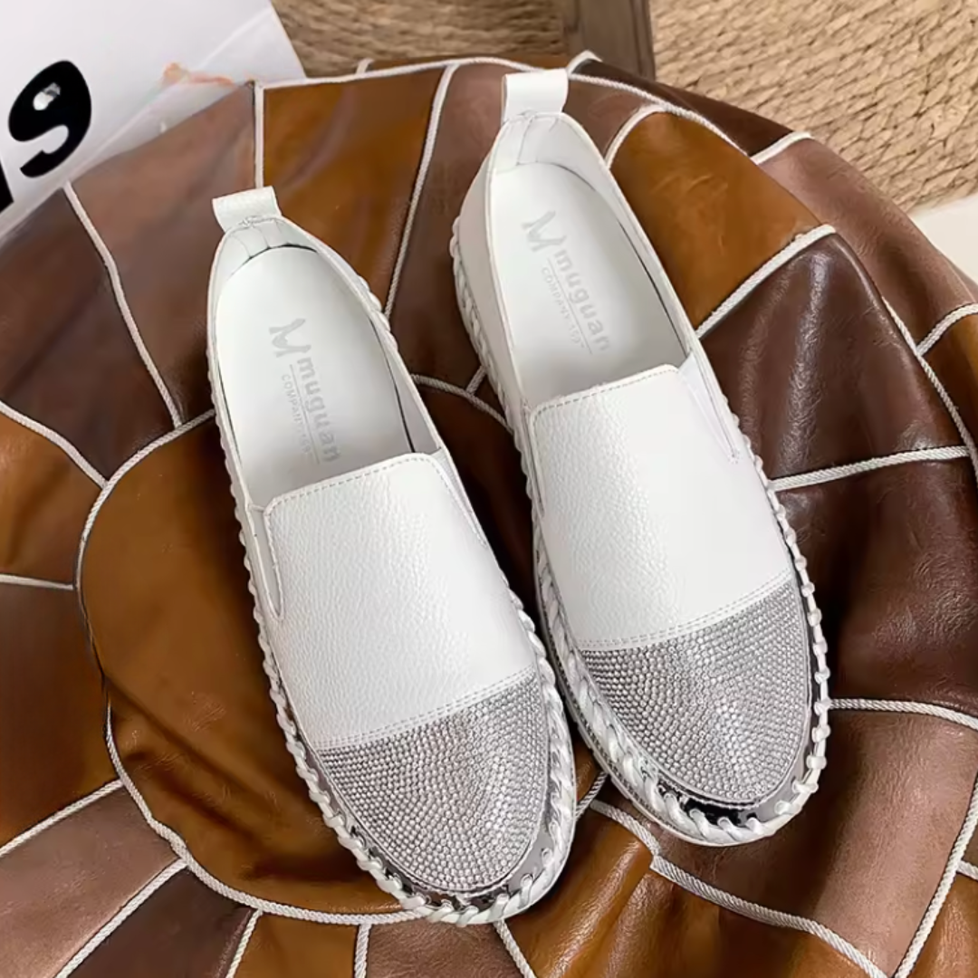 Paire de baskets slip-on blanches avec bout pavé de strass scintillants