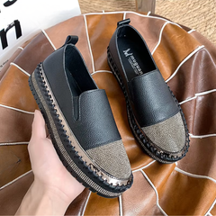 Baskets slip-on noires tenues en main, bout scintillant et semelle crantée épaisse