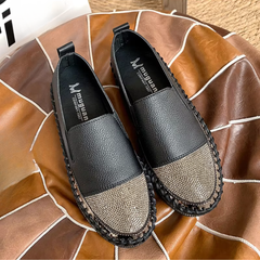 Paire de baskets slip-on noires vues de dessus, empeigne grainée et bout strassé