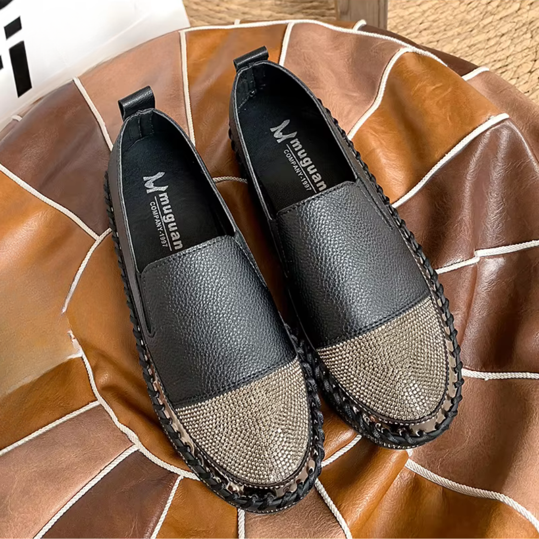 Paire de baskets slip-on noires vues de dessus, empeigne grainée et bout strassé
