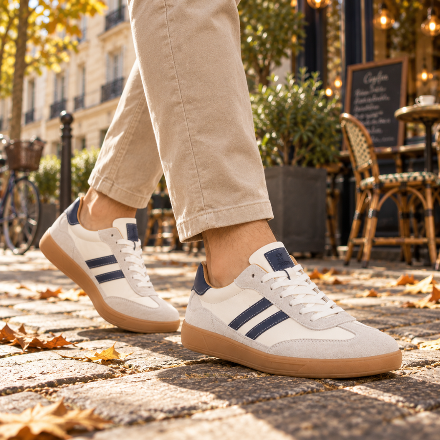 Baskets blanches homme en marche, bandes latérales contrastées et lacets blancs bien visibles