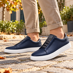 Baskets homme bleues à lacets élastiques gris foncé et semelle blanche contrastée