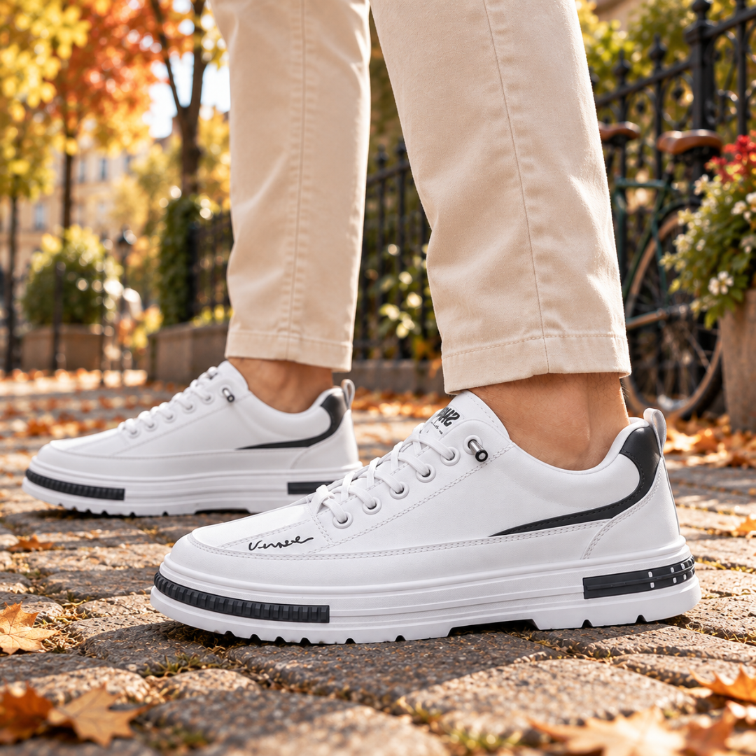 Baskets homme blanches de profil avec empiècement contrasté et semelle épaisse crantée