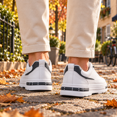 Baskets homme blanches vues de dos, talon contrasté et languette arrière apparente