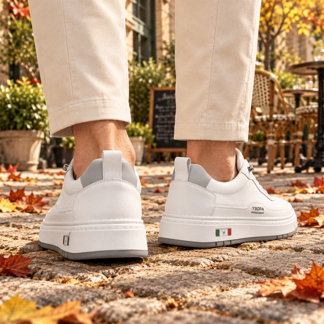 Vue arrière des baskets homme blanches avec tirette et semelle bicolore blanc et gris