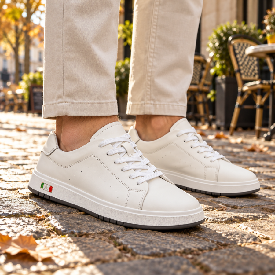 Baskets blanches homme vues de côté, perforations latérales et semelle épaisse blanche