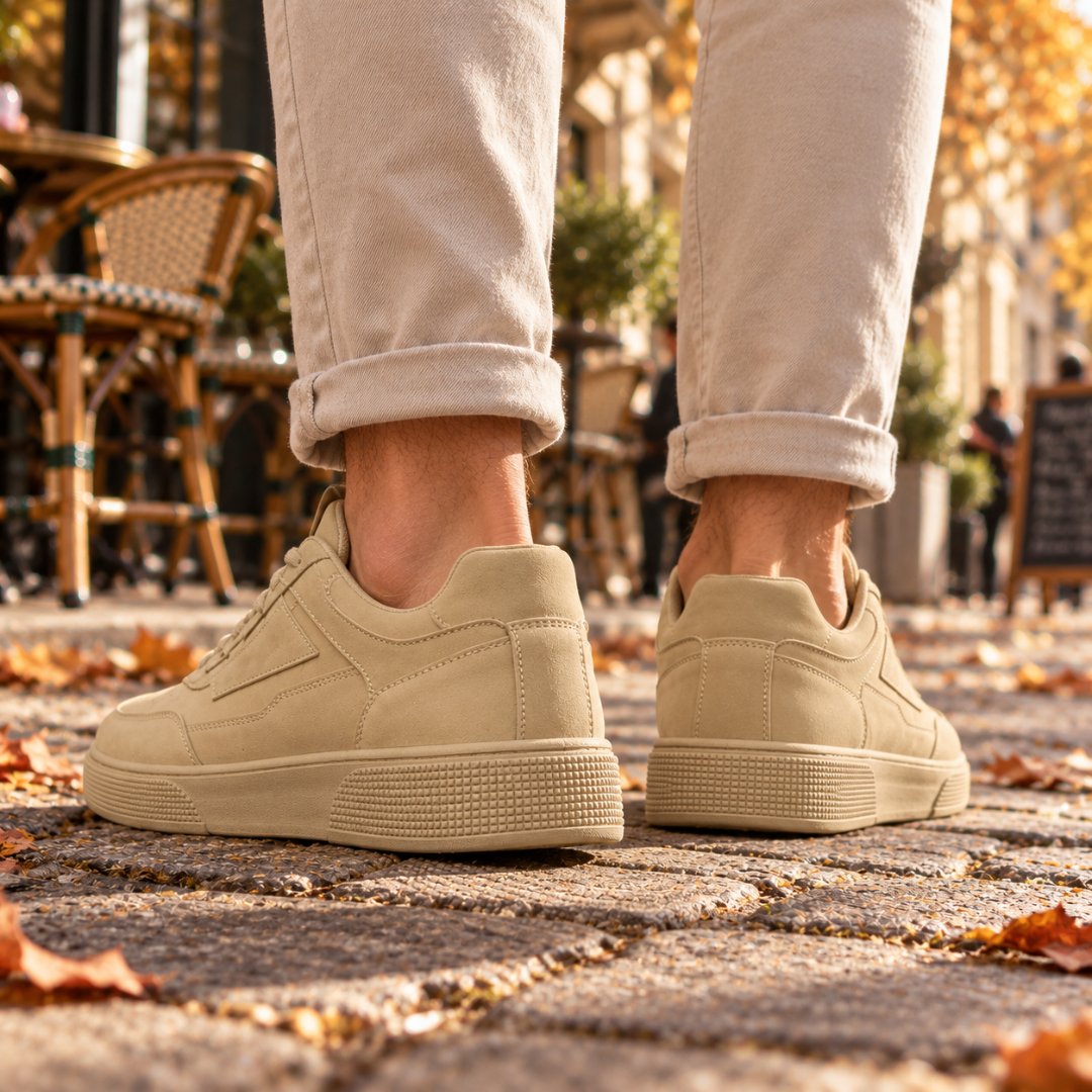 Baskets beige vues de dos, talon structuré et semelle texturée ton sur ton