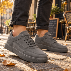 Baskets homme basses grises à effet daim, lacets gris et semelle texturée