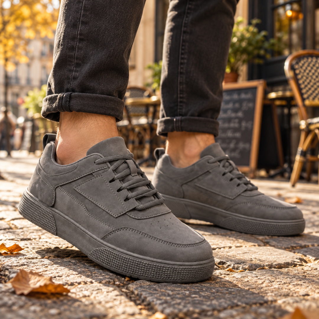 Baskets homme basses grises à effet daim, lacets gris et semelle texturée