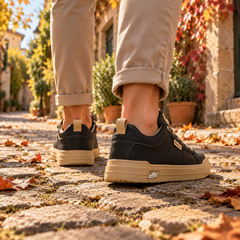 Arrière des baskets homme noires avec languette de tirage et liseré de semelle contrasté