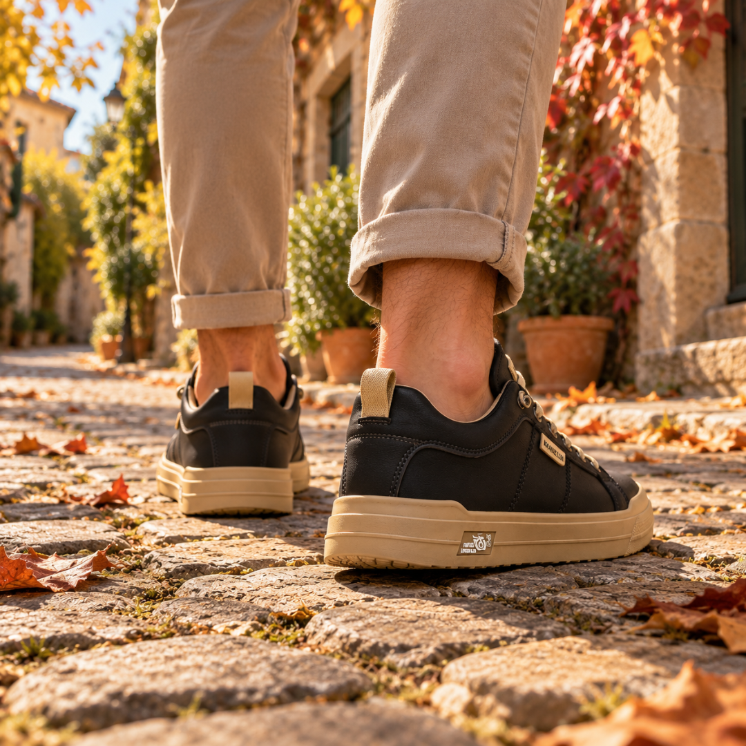 Arrière des baskets homme noires avec languette de tirage et liseré de semelle contrasté