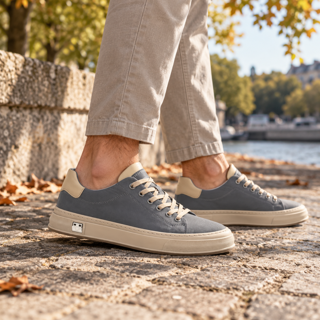 Baskets basses grises vues de côté avec empiècement beige au talon et surpiqûres