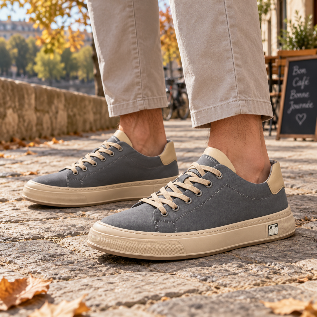 Baskets homme grises à bout rond et semelle claire, portées avec un chino beige