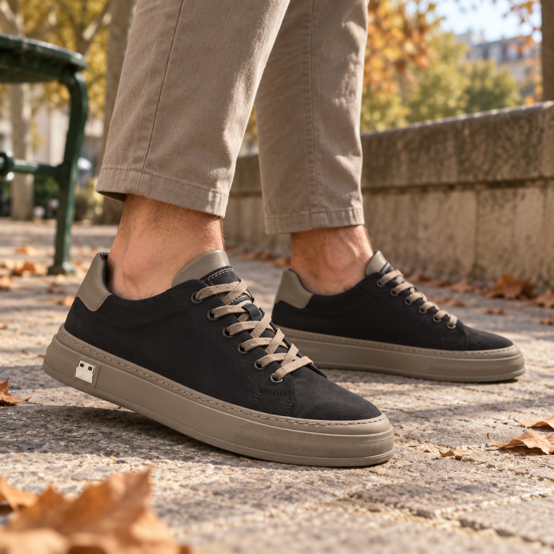 Baskets homme noires à semelle épaisse taupe et lacets clairs, vues de trois quarts