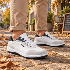 Baskets homme blanches de profil avec empiècements clairs au bout et plaque latérale