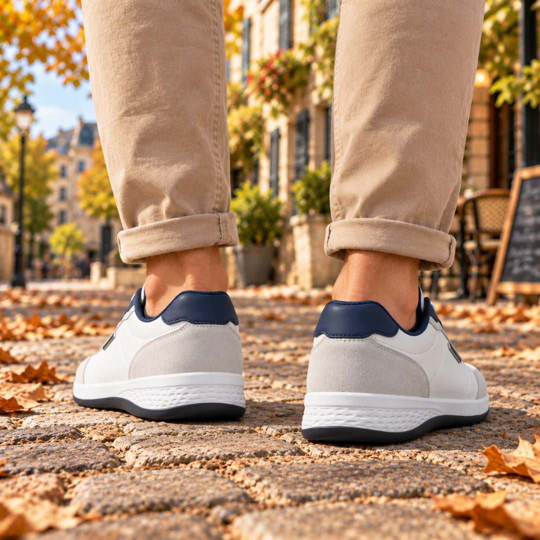 Baskets homme blanches vues de dos, talon contrasté et semelle blanche à liseré foncé