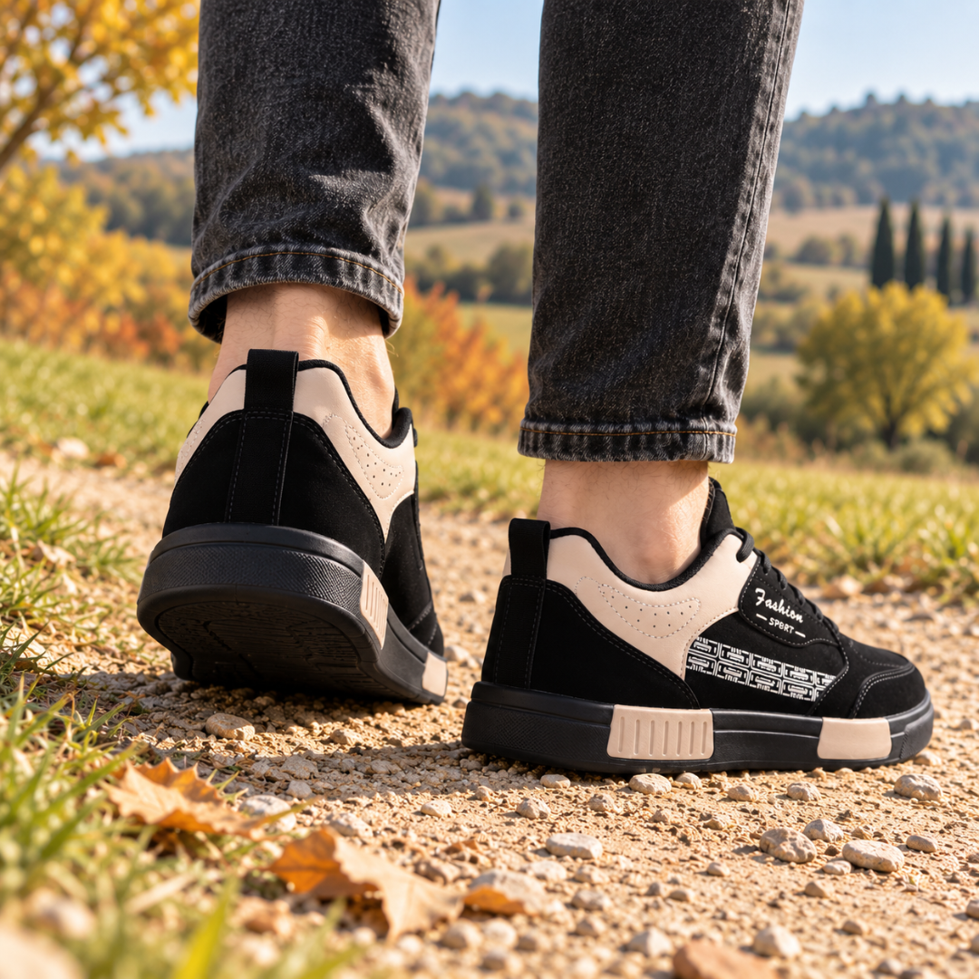 Baskets homme noires vues de dos avec talon beige et tirant arrière