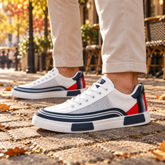 Paire de baskets homme bleues avec contrefort rouge, vue trois quarts avant