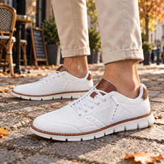 Baskets homme blanches en maille ajourée avec empiècement contrasté au talon