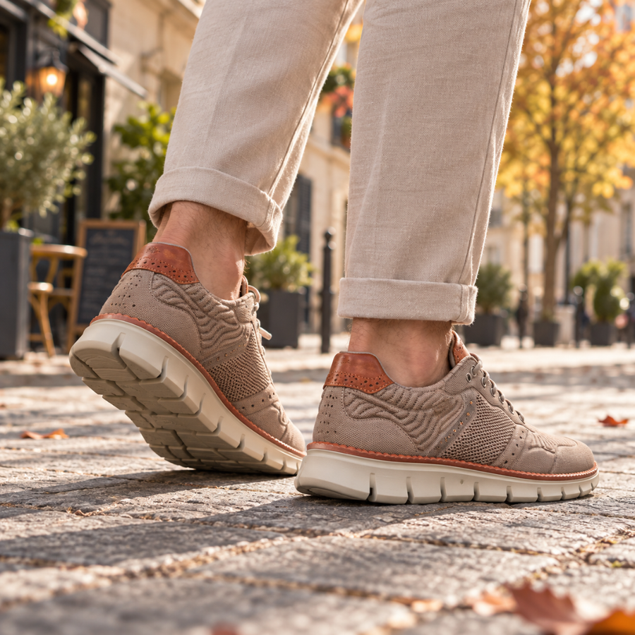 Baskets kaki en maille texturée vues de dos, empiècement marron perforé au talon