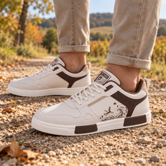 Baskets basses blanches portées avec chino beige, imprimé vagues sur le côté