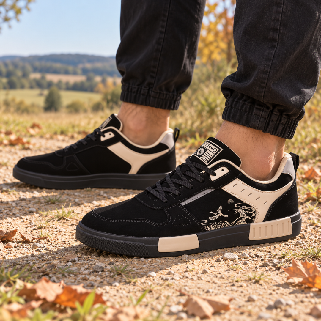 Paire de baskets basses noires à lacets avec patte logo au talon