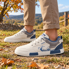 Baskets basses blanches portées avec un chino, empiècements gris et bleu visibles
