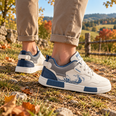 Paire de baskets blanches avec col gris, patte de tirage et lacets blancs